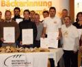 Bild: R. Kreuzer
Die Bäcker aus den Innungen Nordoberpfalz und Schwandorf mit den Goldauszeichnungen und Urkunden für sehr gute und gute Wertungen.