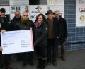 Bild: wro
10 000 Euro in Form eines symbolischen Schecks - ausgestellt auf die Mitterteicher Tafel - überbrachten (von links) Klaus Kupke, Wolfgang Gropengießer, Hubert Heinzl und Jeff Beer im Namen der Stiftland-Rotarier. Dankeschön dafür sagten Karl Haberkorn, Gerhart Höhn und Nicki Fürst (von rechts).