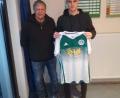 Bild: exb
SV-Vorsitzender Roland Eckert (links) freut sich über den Wechsel von Sebastian Bilz nach Mitterteich.