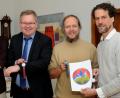 Bild: Stephan Huber
Marcus Trepesch (links) gestaltete das erste Modell der Amberger Stadtuhr vor zwei Jahren, jetzt stammen die Ideen zur aktuellen Auflage von Johann Sturcz (Zweiter von rechts). Oberbürgermeister Michael Cerny (Zweiter von links) und Goldschmied Sebastian von der Recke (rechts) freuen sich über das gelungene Ergebnis.