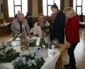 Bild: wro
Die Vorbereitungen für den Adventsbasar haben sich gelohnt. Bereits am Eröffnungstag sichern sich viele ein Adventsgesteck.
