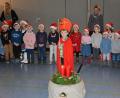 Bild: jr
Voll besetzt präsentierte sich die Schulturnhalle bei der Adventfeier des Kinderhauses „Mutter vom guten Rat“. Auch ein kleiner Nikolaus war dabei.