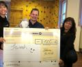Bild: Hirsch
Sylvia Schneider-Kober (rechts) und Gisela Simeth (links) überreichten Daniel Jobst (Mitte) einen Scheck über 1000 Euro