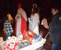Bild: bnr
Einen Leiterwagen voller Geschenke brachte der Nikolaus zum Feistelholz-Spielplatz. Für alle Kinder hatte der heilige Mann ein Päckchen.