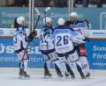 Bild: gb
Jubel bei den Blue Devils nach dem 6:3 durch den dreifachen Torschützen Martin Heinisch (rechts). Es gratulieren (von links) Tomas Rubes, Barry Noe und Maximilian Deichstetter. Am Ende gewannen die Weidener das Derby bei den Selber Wölfen mit 8:5.