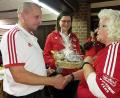 Bild: lst
Die FCB-Fanclub-Vorstandsmitglieder Bernhard Weber und Ramona Gollwitzer überreichen Anita Fritsch (von links) für ihren Einsatz als „Mädchen für alles“ einen Geschenkkorb.