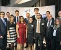 Bild: DIHK / Michael Ebnerbeste
Ralf Kohl, Bereichsleiter Berufsbildung bei der IHK, und Ausbildungsberater Michael Surner (von links) mit Ostbayerns besten Azubis und ihren Ausbildern bei der Ehrung der bundesbesten Absolventen.
