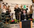 Bild: ohr
Bei der weltlichen Feier des Bergknappenvereins Stulln/Schwarzenfeld gedachte Vorsitzender Jürgen Ferschl bei gesenkter Fahne der verstorbenen Ehrenvorsitzenden Xaver Dirrigl und Josef Raith sowie der Mitglieder Georg Eimer, Anna Barth, Adolf Koch und Josef Norgauer.