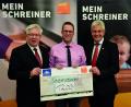 Bild: exb
Florian Danzl (Mitte) überreichte den Spendenscheck an Verbandspräsident Konrad Steininger (links) und Hauptgeschäftsführer Christian Wenzler.