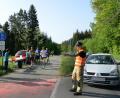 Bild: Petra Hartl
Bei dieser Aufnahme vom Landkreislauf am 5. Mai hat es gut geklappt: Ein Posten der Feuerwehr hält die Autofahrer auf, die geduldig warten, bis alle Läufer vorbei sind. Ein Vorfall in Obersdorf, bei dem ein 73-Jähriger auf die abgesperrte Strecke fuhr, beschäftigt jetzt das Amberger Amtsgericht. Es benötigt sogar noch einen dritten Verhandlungstag.