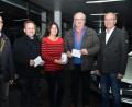 Bild: dob
Siegmund (rechts) und Evi Grieb spenden insgesamt 3000 Euro. Je zur Hälfte an die Kinderkrebshilfe in der Region Oberpfalz Nord und den katholischen Kindergarten, der saniert werden soll. Herbert Putzer (Zweiter von rechts) berichtet von einem aktuellen Fall einer betroffenen Familie, der niemanden unberührt lässt.