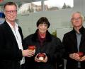 Bild: Stephan Huber
Er übergibt die Spende stellvertretend für Klaus Conrad: Bürgermeister Hermann Falk (links). Irmgard Buschhausen (Mitte) und Vorsitzender Bernhard Saurenbach freuen sich, den Honig zusätzlich verteilen zu können.