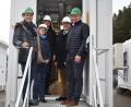 Bild: bnr
Der Batteriespeicher in der Tanzmühle stand im Mittelpunkt des Interesses von MdB Albert Rupprecht (links). Ihn begleiteten (von links) Werksleiterin Jasmin Rainer, die Energieexperten Martin Zetter und Dr. Karl-Peter Thelen von Engie sowie Bürgermeister Max Völkl (Tännesberg).