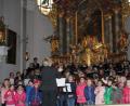 Bild: ads
Überwältigend interpretiert wurde das Lied "Schau auf die Welt" von alle Mitwirkenden des Benefizkonzerts in der Stadtpfarrkirche St. Vitus zum krönenden Abschluss.