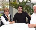 Bild: fvo
Elfi Globisch, Ibrahim Yesilay und Nikolaus Globisch (von links) im Wintergarten des Woppenriether Landarzt-Ehepaars. Der Tenor mit türkischen Wurzeln fühlt sich in der Oberpfalz pudelwohl und kommt, wann immer es sein Terminkalender zulässt, zum Fahrenberg. Besonders gerne aber ist er an Weihnachten "zu Hause".