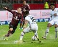 Bild: Nicolas Armer/dpa
Wasserschlacht und natürlich Standprobleme: In dieser Szene kämpft der Nürnberger Federico Palacios (links) mit Leverkusens Wendell (Mitte) und Leon Bailey um den Ball.