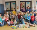 Bild: sip
Die Kinder des Kinderhauses erhalten dank einer Geldspende des Brautpaares Michaela und Manuel Grünbeck neue Spielsachen. Die Braut (stehend, Dritte von rechts) hoffe doch, dass auch ihre künftigen Kinder mal in den Genuss dieser Spielsachen kommen.