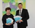 Bild: Hans Prechtl, Landratsamt/exb
Landrat Thomas Ebeling und Irene Schiml, Leiterin des Fachbereichs Kommunale Abfallwirtschaft, präsentieren die druckfrischen Exemplare des neuen Müllmagazins.