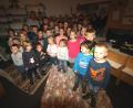 Bild: bjp
55 Kinder folgten der Einladung der Bibliothek im Dostlerhaus zum Nikolaus-Leseabend. Mit von der Partie war Konrad Merkl im Gewand des Heiligen, der für die kleinen Leseratten einen Sack voller Überraschungen als Anerkennung für ihre gesunde Neugier mitgebracht hatte. Bild: bjp