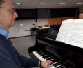 Bild: pz
Kirchenmusikdirektor Andreas Sagstetter am Flügel mit den Noten für das "Ave Maria". Das Stück von Christian Heiß, für den Fernsehgottesdienst im August komponiert, ist jetzt im Jubilate-Verlag erschienen und auch für andere Chöre erhältlich.