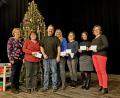 Bild: ckl
Pünktlich zu Weihnachten kommt der Geldsegen. Michel Wirth und Marion Müller (links) vom Theaterverein Erbendorf übergaben je ein Kuvert an die Vertreterinnen der Kindertageseinrichtungen.