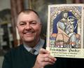 Bild: agentur_dpa
Pfarrer Claus Ebeling hält das Kirchliche Mundart-Gesangbuch "Fränkischer Psalter - Psalmen und Lieder in Mundart - As fränggische Gsangsbuch" in der Dreieinigkeitskirche in den Händen. Das spezielle Gesangbuch für Franken beinhaltet nicht nur das fränkische "Vaterunser", sondern insgesamt 23 biblische Psalmen und 44 Lieder auf 80 Seiten. Darunter auch Dialekt-Fassungen von bekannten Weihnachtsliedern.