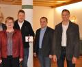 Bild: ak
Gutscheine gab es für den Einsatz bei den Wahlen. Von links: Wolfgang Lippert, FW-Vorsitzende Gisela Kastner, Bernhard Schmidt, Holger Götz und Thomas Riedl.