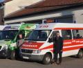 Bild: ws
Seit zwei Jahrzehnten ermöglichen die Werbepartner die Vereinsbusse in Tirschenreuth. Der erste Sprinter wechselte nach seiner Dienstzeit zur Feuerwehr, in der Mitte der aktuelle Bus, links sein Vorgänger. Für Bürgermeister Franz Stahl (rechts) ist das Projekt ein "Erfolgsmodell", das demnächst mit dem fünften Fahrzeug fortgesetzt wird. Um die Wartung kümmert sich Vinzenz Rahn.