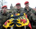 Bild: Stephan Huber
Oberstleutnant Gereon Gräf (Dritter von links) befehligte als Kasernenkommandant die letzte Flaggenparade bestehend aus Stabsfeldwebel Patrick Schaaf und Hauptfeldwebel Harald Leucht (Zweiter und Vierter von links). Anschließend wurde die Dienstflagge an den Standortältesten, Oberstleutnant Alexander Kolb, übergeben.