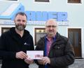 Bild: bey
Herbert Putzer (rechts), Vorsitzender der Kinderkrebshilfe Oberpfalz Region Nord, nimmt eine Spende von Firmenchef Joachim Bauer an.