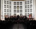 Bild: exb
Jugendblaskapelle und Kirchenchor boten den Besuchern ein abwechslungsreiches Programm beim Adventskonzert in der Pfarrkirche.