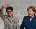 Bild: Christian Charisius/dpa
Bundeskanzlerin Angela Merkel gratuliert Annegret Kramp-Karrenbauer auf dem CDU-Bundesparteitag zur Wahl als neue CDU-Vorsitzende.