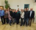 Bild: ibj
Der Zweite Bürgermeister von Hahnbach Georg Götz (rechts) gratulierte den Vorstandsmitgliedern um Vorsitzenden Eduard Eckl (links), stellvertretende Vorsitzende Roswitha Hubmann (Dritte von links) und Kassier Liane Esche (Fünfte von links).