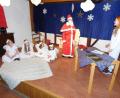 Bild: hai
Ob die Geschenkeabschussbasis als Ersatz für den Nikolaus wirklich so eine gute Idee ist, da gehen die Meinungen zwischen Erzengel Gabriel (Serafina Döring), dem Nikolaus (Emely Zettlmeißl) und dem himmlischen Chor (Leila Abdulla, Klara Difini, Luci Döring und Katharina Wolf) weit auseinander. Ob sie sich einigen, verraten die Jüngsten der Falken-Darsteller diesen Samstag im Jugendheim