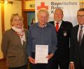 Bild: exb
Der geehrte Hugo Hofmann (Zweiter von links) mit der goldenen Ehrennadel des BRK zusammen mit BRK-Kreisvorsitzenden Franz Stahl (rechts), seiner zweiten Stellvertreterin Eva Freifrau von Podewils (links) und BRK-Kreisbereitschaftsleiter Christian Stahl (Zweiter von rechts).