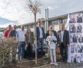 Bild: exb
Zusammen mit einigen Vertretern der Firmengruppe Danhauser präsentiert Jonas Reißenweber von "Plant fot the Planet" einen frisch gepflanzten Baum auf einem Baumarktparkplatz.