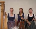 Bild: Forum Falkenberg/exb
Mit leisen Saiten- und Flötenklängen stimmt das „Pasinger Saitenspiel“ (von rechts Anna Müller-Bergmeier, Barbara Kleber und Cäcilia Kleber) im Kapitelsaal auf die bevorstehende „staade Zeit“ ein.