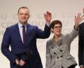 Bild: Christian Charisius/dpa
Die neue CDU-Vorsitzende Annegret Kramp-Karrenbauer steht zusammen mit ihren Mitbewerbern Jens Spahn (l) und Friedrich Merz nach ihrer Wahl auf dem CDU-Bundesparteitag auf der Bühne.