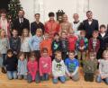 Bild: exb
Nach dem Theaterstück stellen sich die Schauspieler auf der Bühne den Fragen der kleinen Besucher. Unser Bild zeigt die Vorschulkinder (vorne) mit ihren Betreuerinnen und den Schauspielern.
