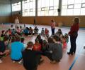 Bild: njn
Einen ganzen Tag verbringen die Schüler aus der 5g und die Besucher aus Plesna in der Steinwaldstadt. Spaß und Spiel ist beim Turnparcour in der Doppelsporthalle angesagt. Auf dem Bild (stehend von links) Doris Bigasova von der Stadt Plesna, Klassenleiterin Monika Dötterl und Übersetzerin Lenka Uschold.