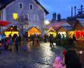Bild: müb
Sehr gering ist wegen des windigen und regnerischen Wetters heuer der Besuch der Leute bei der Rosenberger Dorfweihnacht. Wer aber trotzdem kommt, findet ein hervorragendes Angebot an Kunst und Kulinarik.