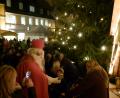 Bild: rn
Viel „Reisegepäck“ verteilt St. Nikolaus vor dem Eschenbacher Rathaus.