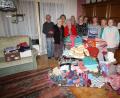 Bild: bjp
Da freuen sich Hans Karl und Marianne Stabla (von links), die Burkhardsreuther KAB und der Strickkreis der Pfarrei: 542 warme Kleidungsstücke und 26 Weihnachtspäckchen aus Trabitz sollen bedürftigen Bosniern Festtagsfreude schenken.