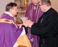 Bild: mab
In die Hände von Provinzial Pater Gregor Lenzen (links) versprach Frater Pius die Ordensregeln zu befolgen. Rektor Pater Lukas Temme (Mitte) begleitete die Feierlichkeit.