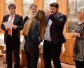 Bild: zig
Das Prinzenpaar Maria I. (Zweite von links) und Daniel I. (rechts daneben), Oberhofmarschallin Iska Rausch von Traubenberg (rechts) und Narrhalla-Präsident Jürgen Mühl (links) überreichen einen Orden.