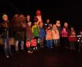 Bild: jsa
Zahlreiche Kinder finden sich an der Kapelle in Lenau ein, um den Nikolaus und Knecht Ruprecht willkommen zu heißen.