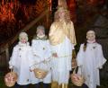 Bild: gi
Beim Weihnachtsmarkt auf Schloss Burgtreswitz kommt das Christkind (Jenny Arnold) mit seinen drei Engeln (Laura und Leonie Koch sowie Alexandra Stahl) zu den Kindern.