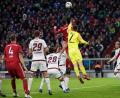 Bild: Sven Hoppe/dpa
Robert Lewandowski (M.l.) von München und Torwart Fabian Bredlow (M.r.) von Nürnberg kämpfen um den Ball, der Raigeringer "Club"-Profi Patrick Erras (Nr. 29) schaut zu.