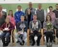 Bild: att
Das neue Königreich präsentiert sich: (sitzend von links) Schülerkönig Ramon Porsch, Jugendkönig Johannes Schieder, Schützenkönig Norbert Häupl, Schützenliesl Annika Kraus, Pistolenkönig Florian Schmidt, Wanderpokalsieger Franz Wenning und die Biwi-Pokal-Gewinner Johannes Haas, Jeremy Zahn und Zoe Peraus. Die platzierten Ritter stehen jeweils hinter dem König. Vorsitzender Heinz Kraus (hinten rechts) inthronisiert zusammen mit seinem Vertreter Volkmar Sirtl (links) die Könige.