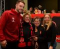 Bild: A. Schwarzmeier
Den Tabellenstand findet Christian Mathenia nicht lustig, das gemeinsame Foto mit FCN-Anhängerinnen schon: Selina Lang, Brigitte Fleischmann und Sabine Hirnert (von rechts) vom Fanclub Irchenrieth freuen sich über den netten Moment.